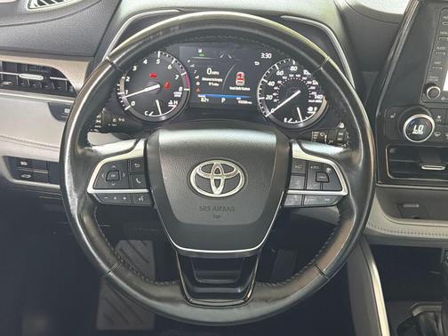 Midnight Black Metallic 2021 Toyota Highlander XLE