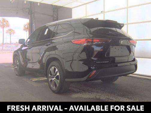 Midnight Black Metallic 2021 Toyota Highlander XLE