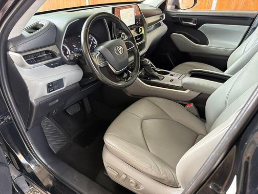 Midnight Black Metallic 2021 Toyota Highlander XLE