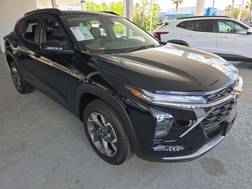 Mosaic Black Metallic 2025 Chevrolet Trax LT