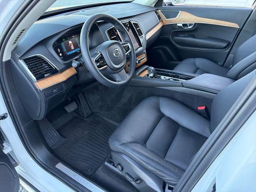 2024 Volvo XC90 B5 Plus Bright Theme
