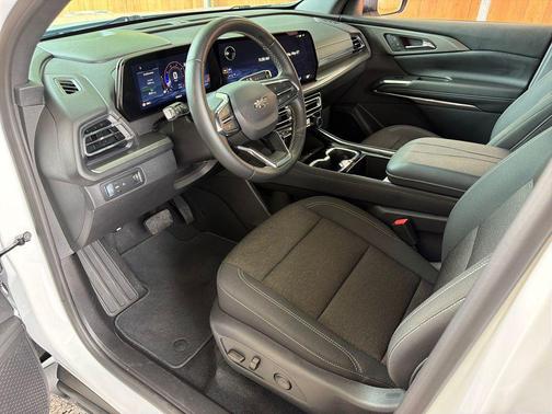 Summit White 2026 Chevrolet Traverse LT