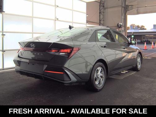 2024 Hyundai ELANTRA SE