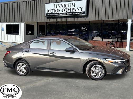 2024 Hyundai ELANTRA SE