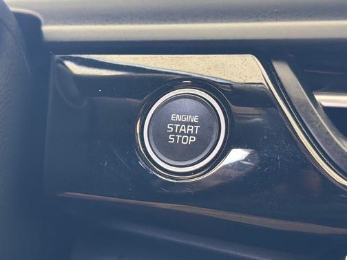 Clear White/Black Roof 2024 Kia Seltos S