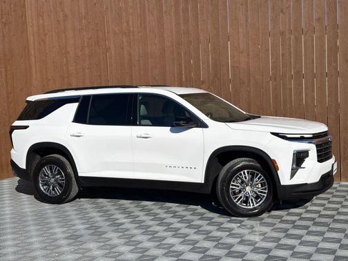 2025 Chevrolet Traverse LT