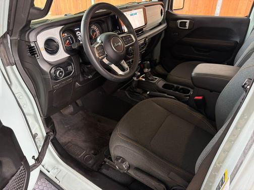 Earl Clearcoat 2024 Jeep Wrangler 4-Door Sahara 4x4