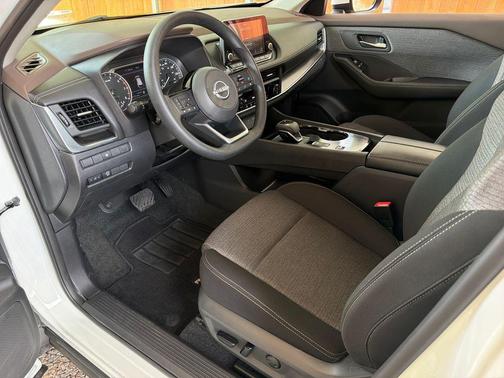 Pearl White Tricoat 2023 Nissan Rogue SV