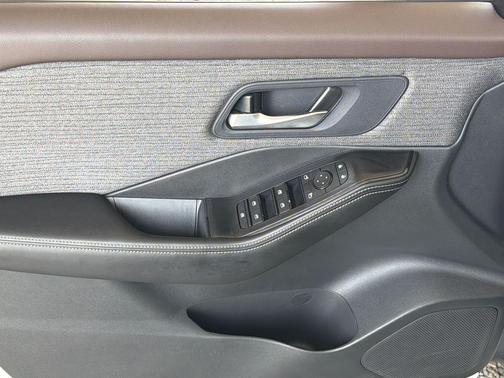Pearl White Tricoat 2023 Nissan Rogue SV