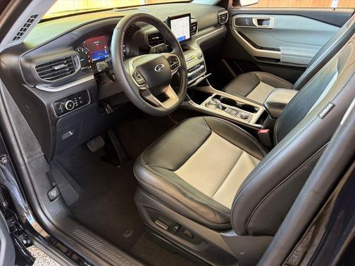 Agate Black Metallic 2024 Ford Explorer XLT