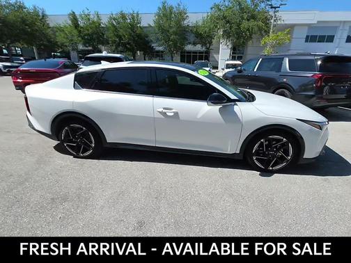 Snow White Pearl 2025 Kia K4 GT-Line