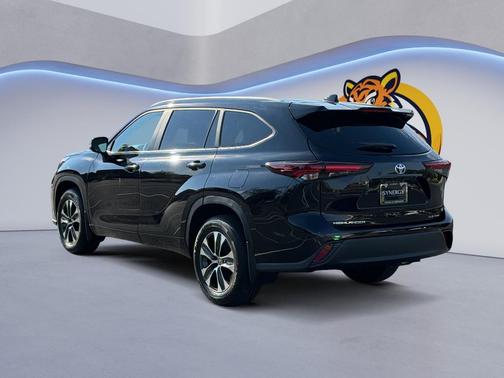 Midnight Black Metallic 2026 Toyota Highlander XLE