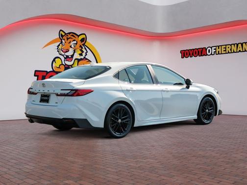 Ice Cap 2025 Toyota Camry SE