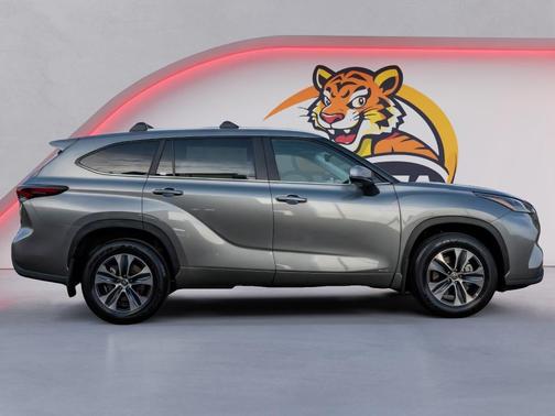 Heavy Metal 2026 Toyota Highlander Hybrid XLE