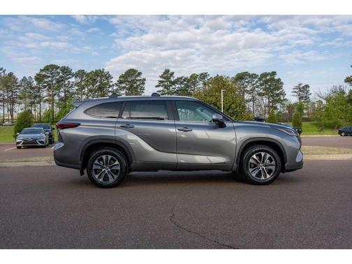 Heavy Metal 2026 Toyota Highlander Hybrid XLE