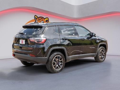 Diamond Black Crystal Pearlcoat 2025 Jeep Compass Trailhawk