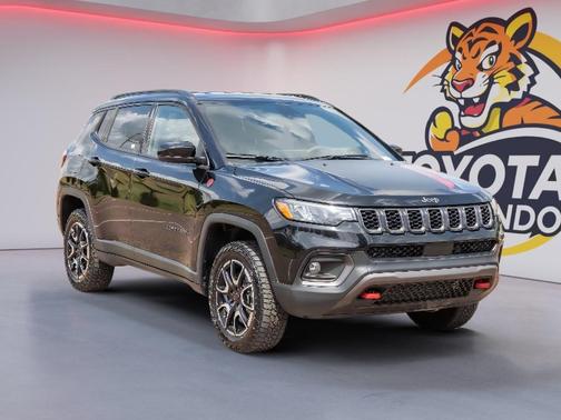 Diamond Black Crystal Pearlcoat 2025 Jeep Compass Trailhawk