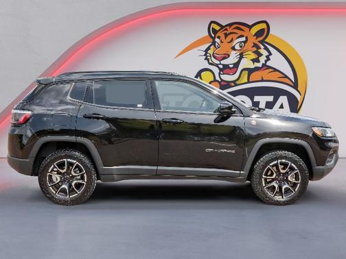 Diamond Black Crystal Pearlcoat 2025 Jeep Compass Trailhawk