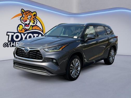 Magnetic Gray Metallic 2023 Toyota Highlander Hybrid Platinum