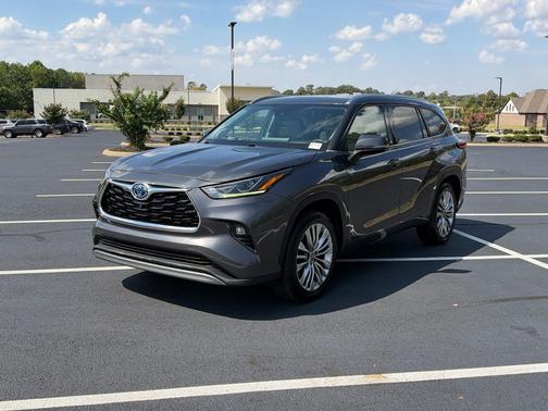 Magnetic Gray Metallic 2023 Toyota Highlander Hybrid Platinum