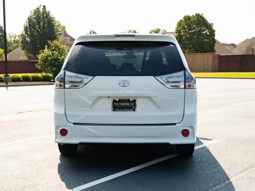 Super White 2019 Toyota Sienna SE
