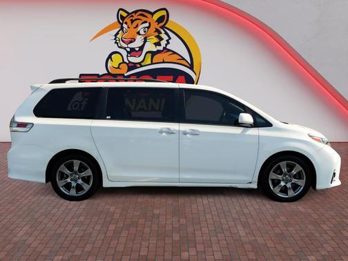 Super White 2019 Toyota Sienna SE