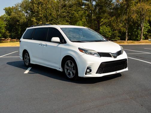 Super White 2019 Toyota Sienna SE