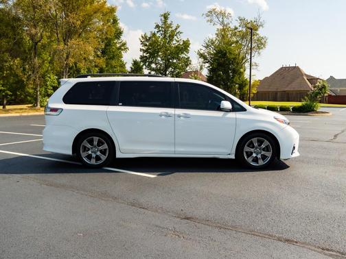 Super White 2019 Toyota Sienna SE