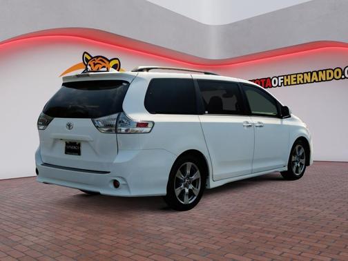 Super White 2019 Toyota Sienna SE