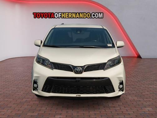 Super White 2019 Toyota Sienna SE