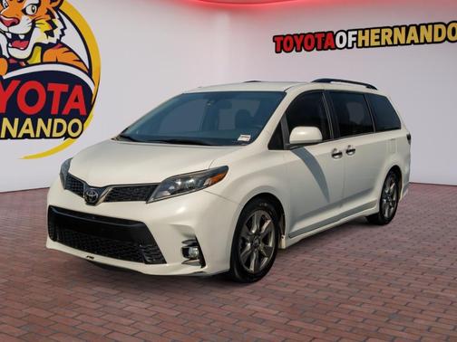 Super White 2019 Toyota Sienna SE