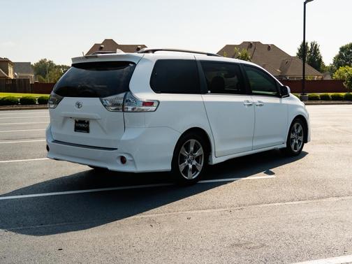 Super White 2019 Toyota Sienna SE