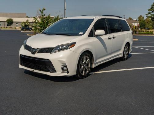 Super White 2019 Toyota Sienna SE