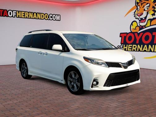 Super White 2019 Toyota Sienna SE