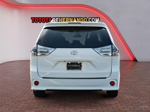 Super White 2019 Toyota Sienna SE