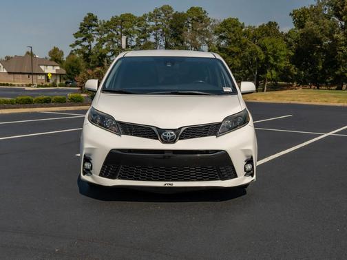 Super White 2019 Toyota Sienna SE