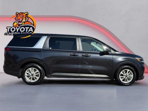 2022 Kia Carnival LX