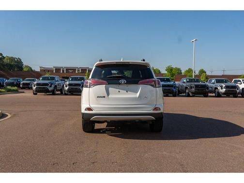 Super White 2018 Toyota RAV4 SE