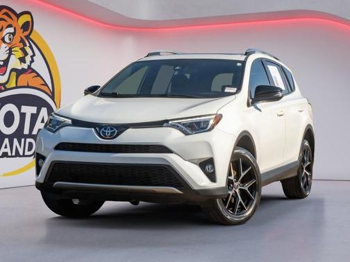 Super White 2018 Toyota RAV4 SE