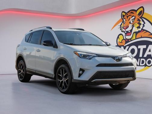 Super White 2018 Toyota RAV4 SE