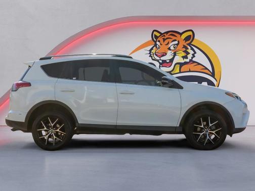 Super White 2018 Toyota RAV4 SE