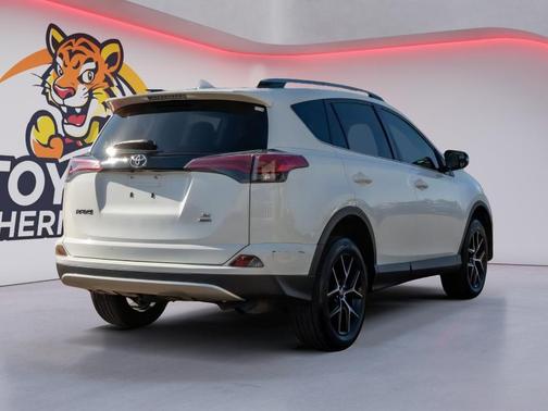 Super White 2018 Toyota RAV4 SE