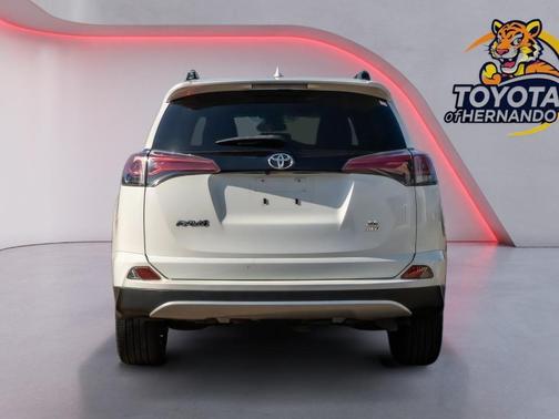 Super White 2018 Toyota RAV4 SE