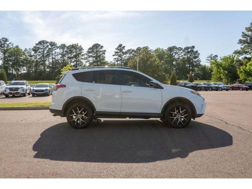 Super White 2018 Toyota RAV4 SE