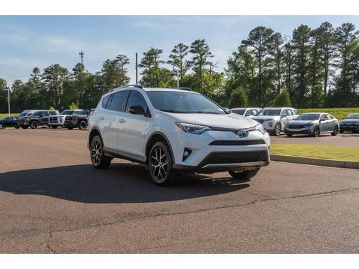 Super White 2018 Toyota RAV4 SE