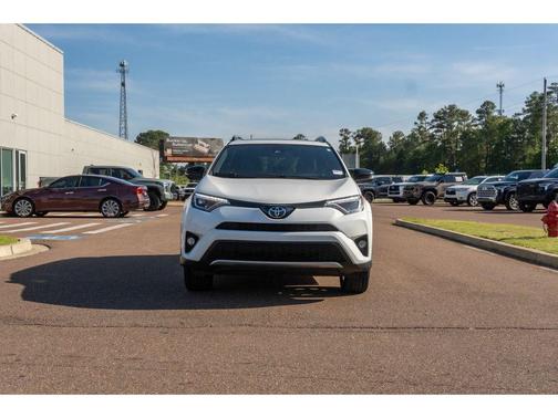 Super White 2018 Toyota RAV4 SE