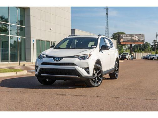 Super White 2018 Toyota RAV4 SE