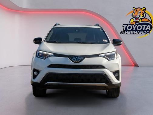 Super White 2018 Toyota RAV4 SE