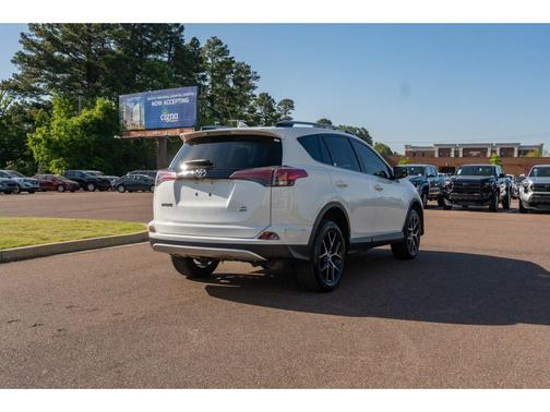 Super White 2018 Toyota RAV4 SE