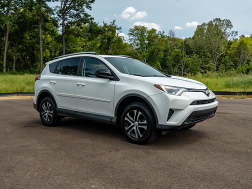 Super White 2018 Toyota RAV4 LE